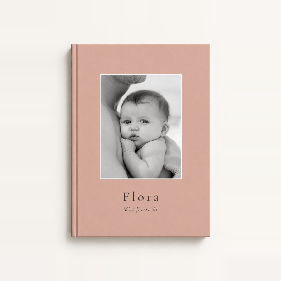 Idun books Barnets första år, Stående bild i tonen Puder, med titeln Flora.